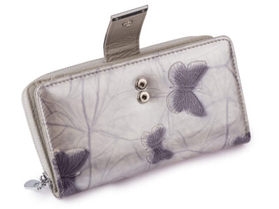 Duży portfel damski Jennifer Jones w kolorze srebrnym z motywem motylków lakierowany RFID - obrazek 3