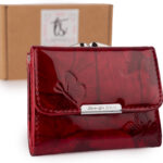 Mała portmonetka damska zapinana na bigiel lakierowana czerwona w motylki