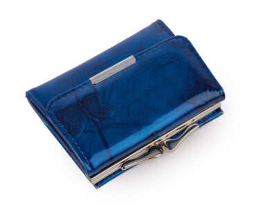 Mała portmonetka damska zapinana na bigiel lakierowana niebieska w motylki - obrazek 4