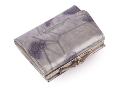 Mała portmonetka damska zapinana na bigiel lakierowana srebrna w motylki - obrazek 6