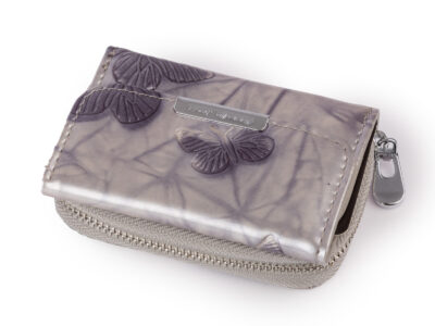 Mała portmonetka damska lakierowana srebrna z motylkami Jennifer Jones - obrazek 6