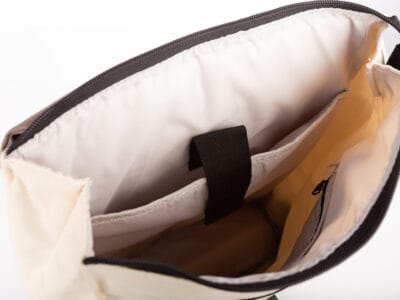 Plecak miejski J Jones w jasnym beżu z brązową klapką, z miejscem na laptopa - obrazek 6