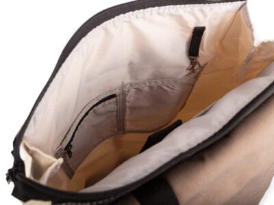 Plecak miejski J Jones w jasnym beżu z brązową klapką, z miejscem na laptopa - obrazek 5