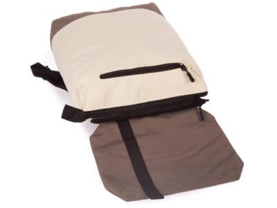 Plecak miejski J Jones w jasnym beżu z brązową klapką, z miejscem na laptopa - obrazek 4