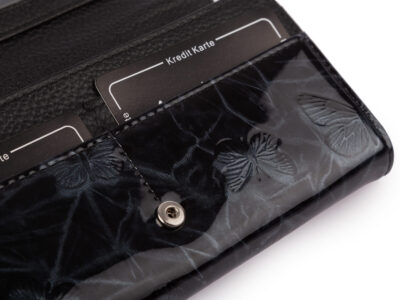 Duży poziomy portfel damski lakierowany z wzorem w tłoczone motylki czarny - obrazek 4