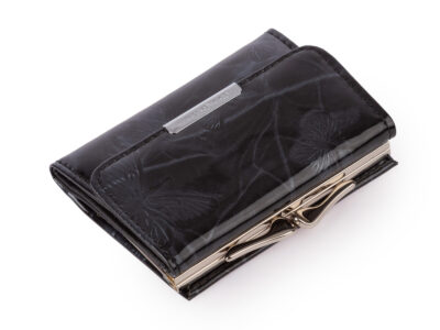 Mała portmonetka damska zapinana na bigiel lakierowana czarna w motylki - obrazek 4