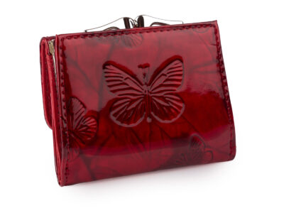 Mała portmonetka damska zapinana na bigiel lakierowana czerwona w motylki - obrazek 2
