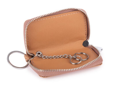 Etui na klucze damskie beżowe lakierowane z wzorem w piórka Jennifer Jones - obrazek 4