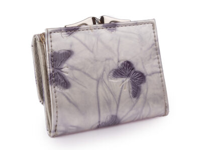 Mała portmonetka damska zapinana na bigiel lakierowana srebrna w motylki - obrazek 2