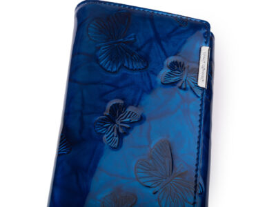 Duży poziomy portfel damski lakierowany z wzorem w tłoczone motylki niebieski - obrazek 6