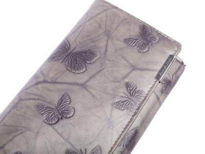 Duży poziomy portfel damski lakierowany z wzorem w tłoczone motylki srebrny - obrazek 6