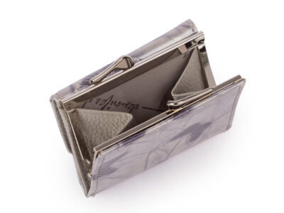 Mała portmonetka damska zapinana na bigiel lakierowana srebrna w motylki - obrazek 3