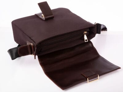 Brązowa elegancka prostokątna torebka damska na ramię z klapką Jennifer Jones - obrazek 7