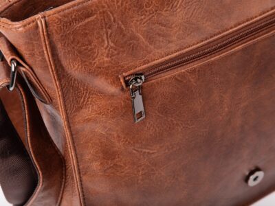 Torba męska na ramię studencka mieszcząca format A4 z klapą, w kolorze brązowym - obrazek 5