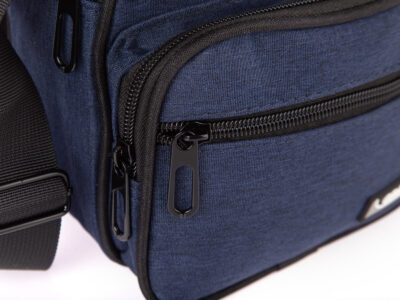 Wygodna miejska torba męska z paskiem na ramię i rączką niebieska ORMI - obrazek 2