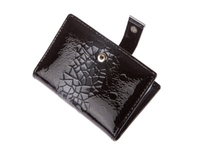 Etui Na Karty Damskie Lakierowane Czarne z tłoczoną marmurkową teksturą - obrazek 3