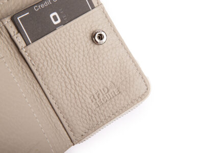 Mały biały portfel damski lakierowany z błyszczącym wzorem carbonowym RFID Gregorio - obrazek 4