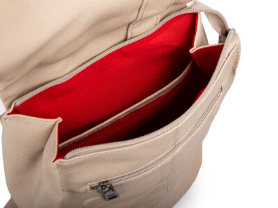 Beżowy mały plecak damski miejski z miękkiej skóry ekologicznej z klapką - obrazek 8