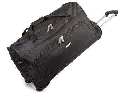 Czarna, duża torba podróżna na kółkach ze stelażem i wysuwaną rączką.