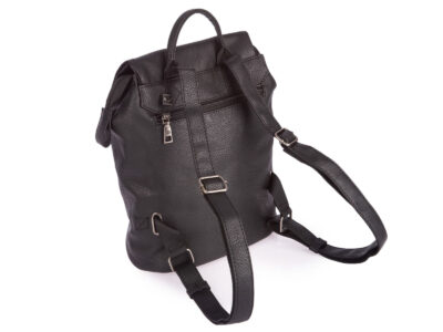 Czarny mały plecak damski miejski z miękkiej skóry ekologicznej z klapką - obrazek 4