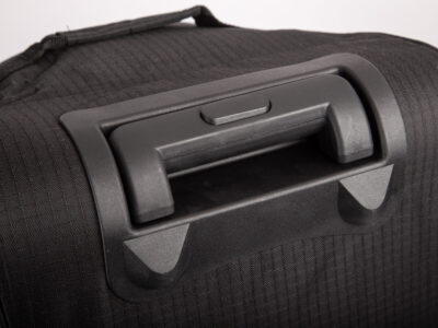 Czarna torba podróżna na kółkach ze stelażem i wyciaganą rączką Bellugio - obrazek 6
