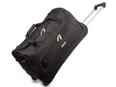 Czarna, średniej wielkości torba podróżna na kółkach ze stelażem i wysuwaną rączką.