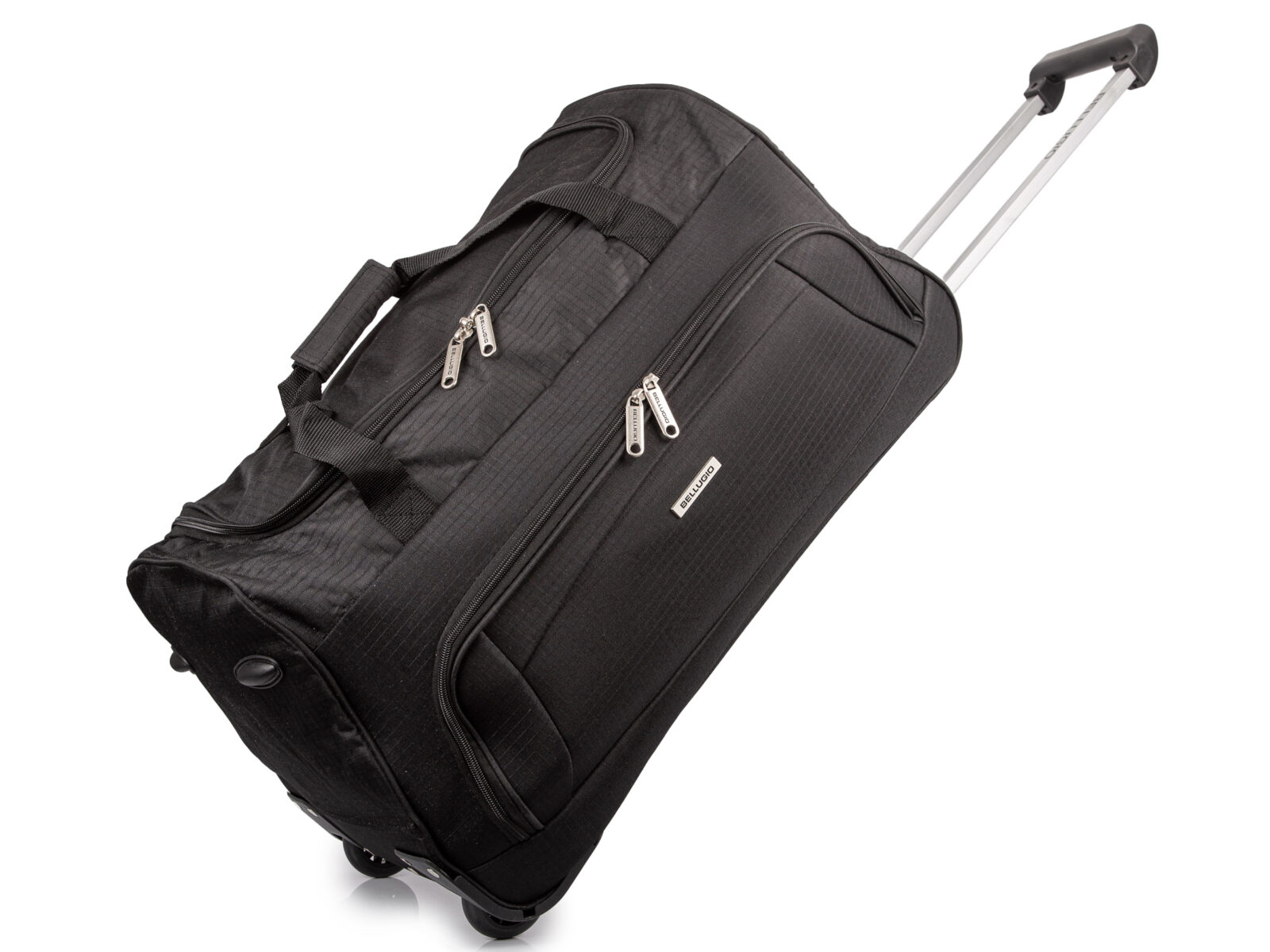Czarna, średniej wielkości torba podróżna na kółkach ze stelażem i wysuwaną rączką.