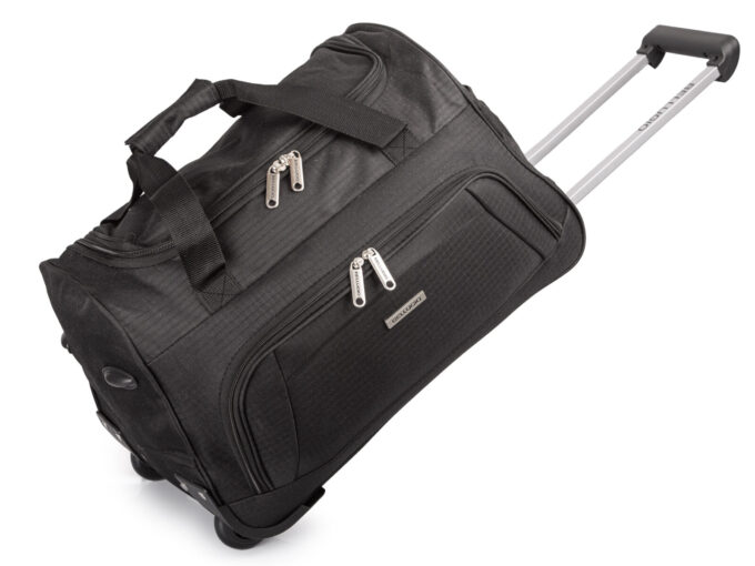 Czarna, kompaktowa torba podróżna na kółkach ze stelażem i wysuwanyą rączką.