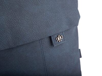 Granatowy mały plecak damski miejski z miękkiej skóry ekologicznej z klapką - obrazek 4