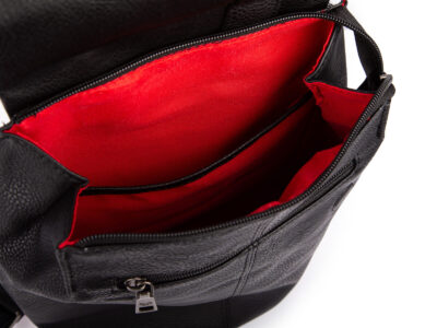 Czarny mały plecak damski miejski z miękkiej skóry ekologicznej z klapką - obrazek 7