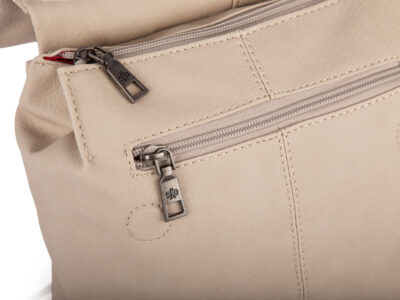 Beżowy mały plecak damski miejski z miękkiej skóry ekologicznej z klapką - obrazek 7