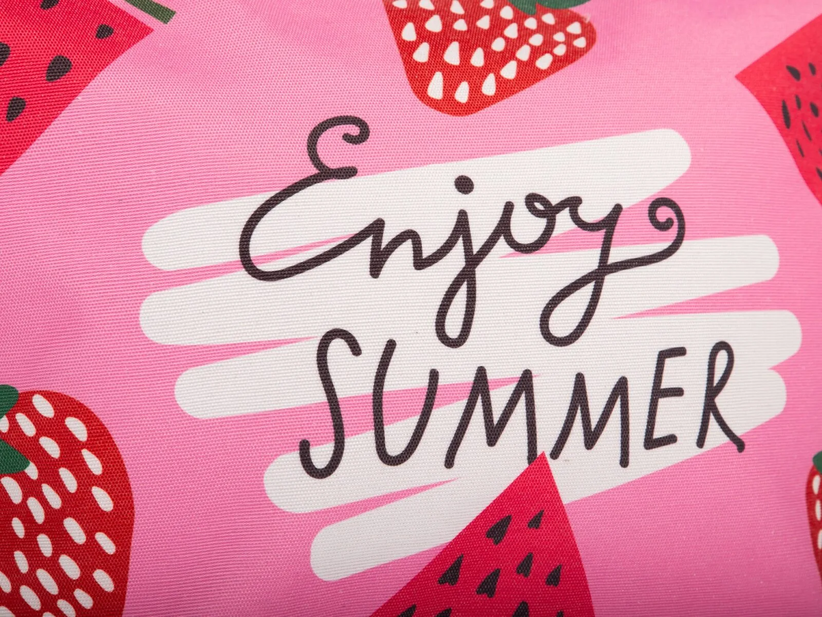 Zbliżenie różowego materiału torby z napisem Enjoy Summer i owocowym wzorem