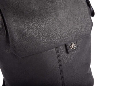 Czarny mały plecak damski miejski z miękkiej skóry ekologicznej z klapką - obrazek 2