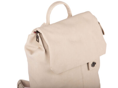 Beżowy mały plecak damski miejski z miękkiej skóry ekologicznej z klapką - obrazek 3