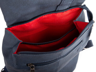 Granatowy mały plecak damski miejski z miękkiej skóry ekologicznej z klapką - obrazek 7