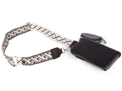 Duży, czarny, pionowy portfel damski z paskiem na ramię i małą saszetką - obrazek 4