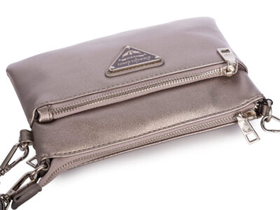 Mała bankietowa torebka damska na ramię w kolorze srebrnym, metalicznym ze złotymi okuciami - obrazek 4