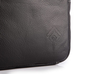 Średnia, czarna torba męska na ramię uszyta ze skóry naturalnej Jorey - obrazek 6