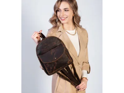 Brązowy skórzany plecak vintage z przodu, na modelce, z kieszenią i szelkami