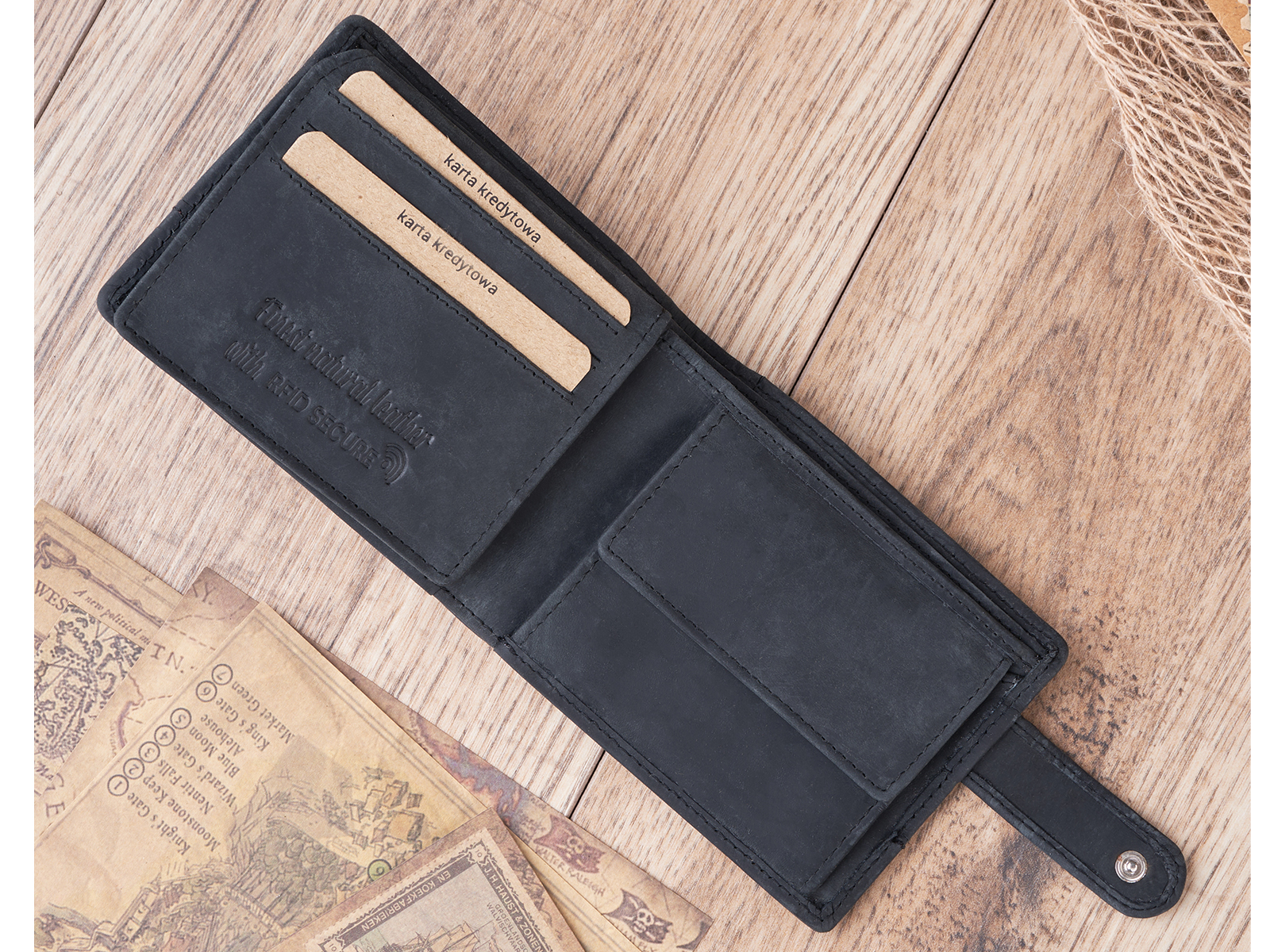 Otwarty czarny portfel skórzany z kieszeniami na karty i zatrzaskiem