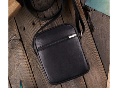 Czarna, mała skórzana saszetka męska na ramię na co dzień Paolo Peruzzi - obrazek 4