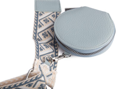 Duży, jasnoniebieski, pionowy portfel damski z paskiem na ramię i małą saszetką - obrazek 4