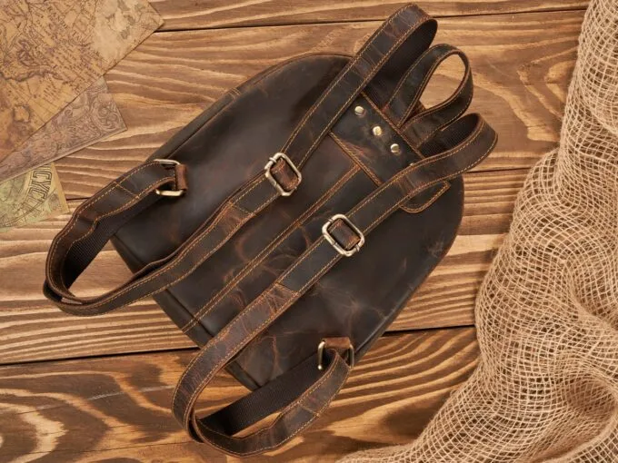 Brązowy skórzany plecak damski vintage, ujęcie z tyłu z detalem szelek