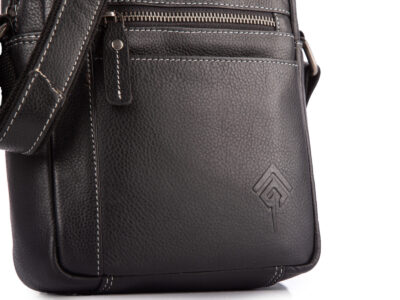 Czarna torba męska na ramię na co dzień uszyta ze skóry naturalnej - obrazek 4