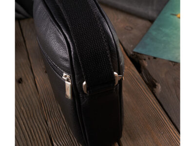 Czarna, mała skórzana saszetka męska na ramię na co dzień Paolo Peruzzi - obrazek 6