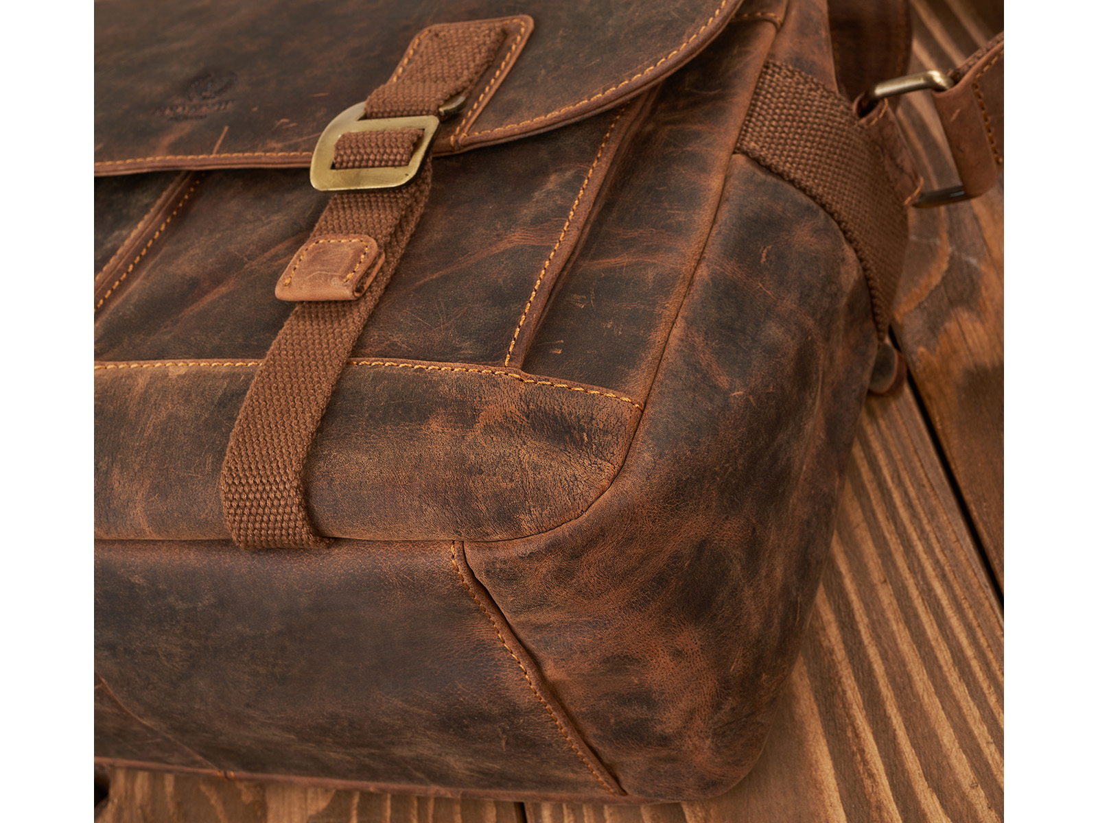 Zbliżenie na brązową skórzaną torbę vintage z klamrą i detalem bocznym