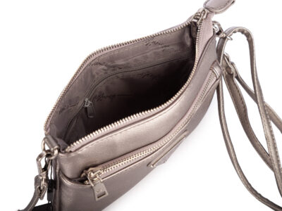 Mała bankietowa torebka damska na ramię w kolorze srebrnym, metalicznym ze złotymi okuciami - obrazek 6