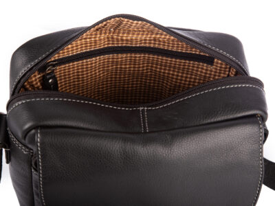 Duża skórzana torba męska na ramię, miejska w kolorze czarnym z klapką - obrazek 9