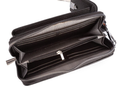 Duży, czarny, pionowy portfel damski z paskiem na ramię i małą saszetką - obrazek 6