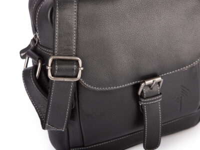Duża skórzana torba męska na ramię, miejska w kolorze czarnym z klapką - obrazek 5